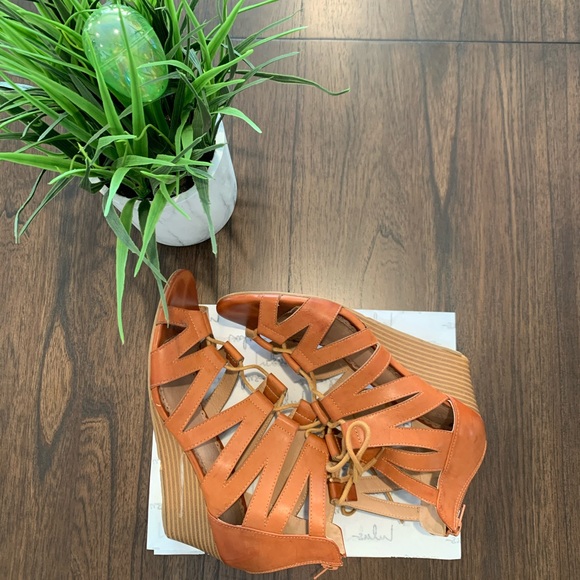 Restricted Tan PU Gilley Tie Wedge Sandal Sz 8.5 - Picture 2 of 8